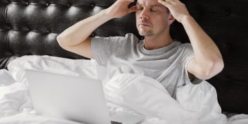 Perché alcune persone si svegliano stanche anche dopo molte ore di sonno